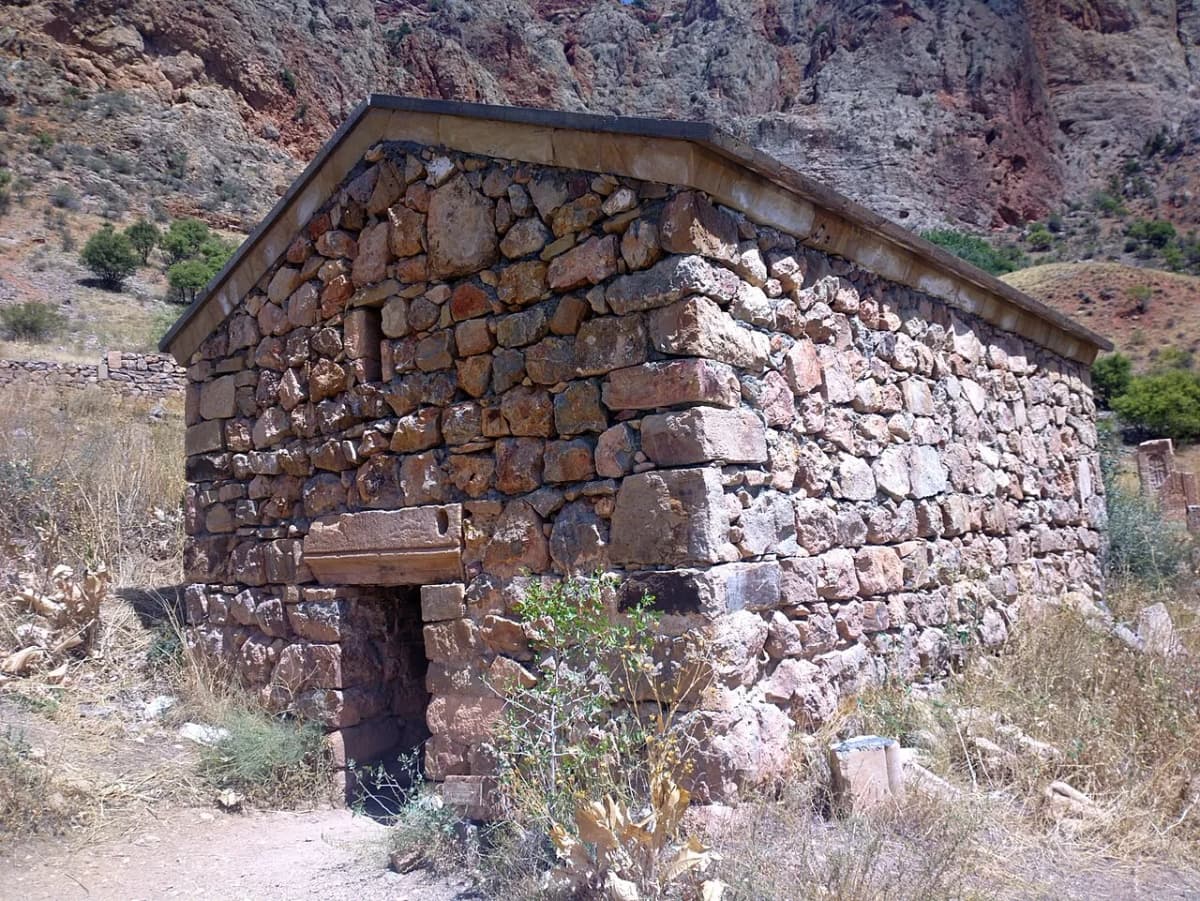 Noravank — Soghomon Matevosyan, CC BY-SA 4.0. https://commons.wikimedia.org/wiki/File:%2BAmaghu_Noravank_Monastery_35.jpg