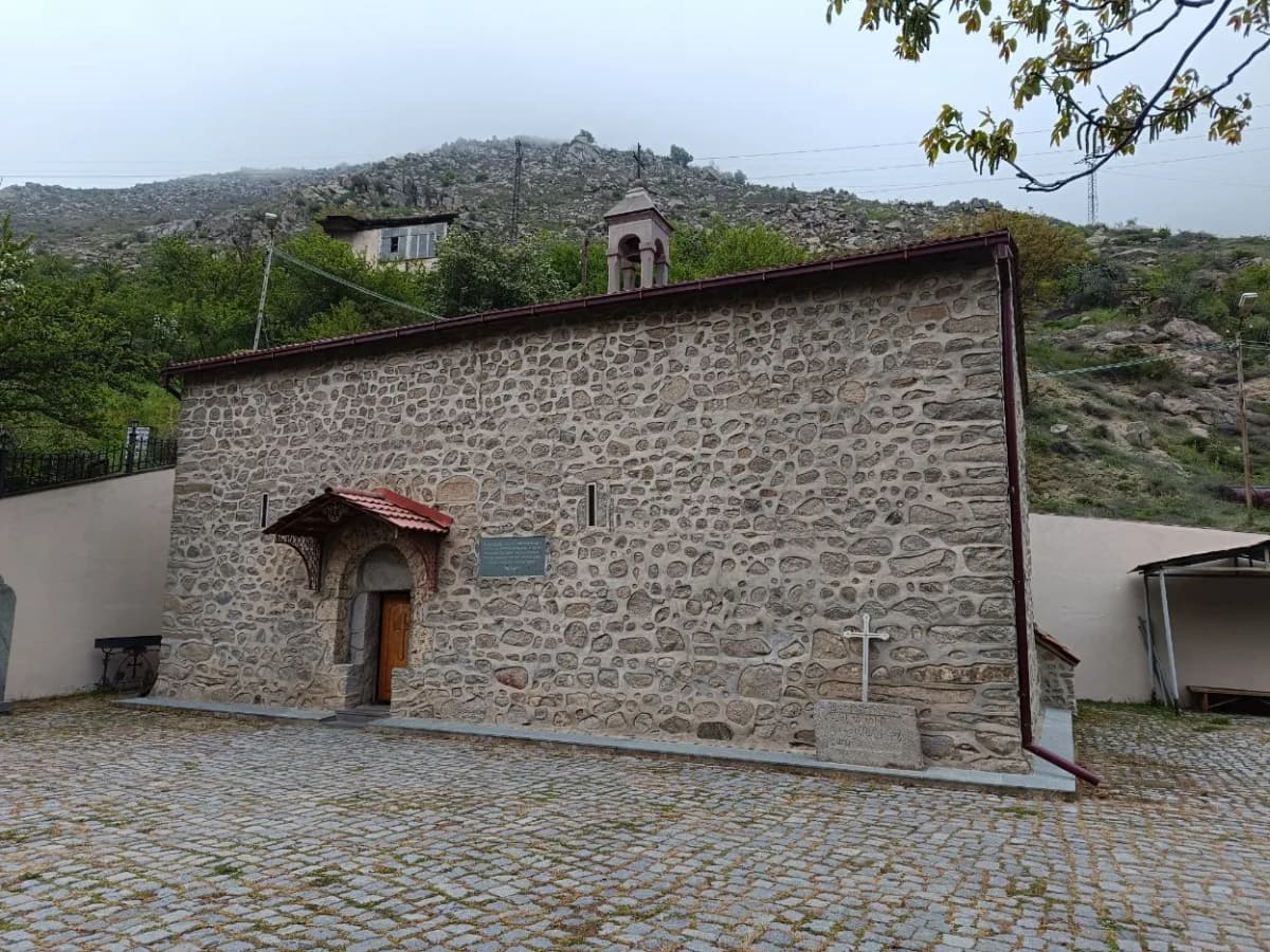 Church of the Holy Mother of God in Verin Hand — 23artashes — CC BY-SA 4.0 · https://creativecommons.org/licenses/by-sa/4.0/ · https://commons.wikimedia.org/wiki/File:%D5%8E%D5%A5%D6%80%D5%AB%D5%B6_%D5%80%D5%A1%D5%B6%D5%A4%D5%AB_%D5%8D%D5%B8%D6%82%D6%80%D5%A2_%D4%B1%D5%BD%D5%BF%D5%BE%D5%A1%D5%AE%D5%A1%D5%AE%D5%AB%D5%B6_%D5%A5%D5%AF%D5%A5%D5%B2%D5%A5%D6%81%D5%AB,_%D6%84%D5%A1%D5%B2%D5%A1%D6%84_%D5%94%D5%A1%D5%BB%D5%A1%D6%80%D5%A1%D5%B6,_%D4%B1%D4%B9_04.jpg