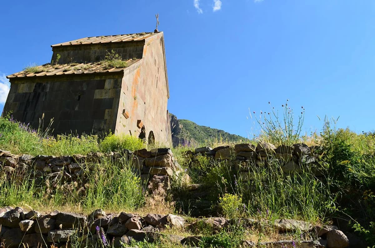 Zorats Church, Yeghegis — Sonashen, CC BY-SA 3.0. https://commons.wikimedia.org/wiki/File:St._Stepanos_Church_in_Yeghegis_08.JPG