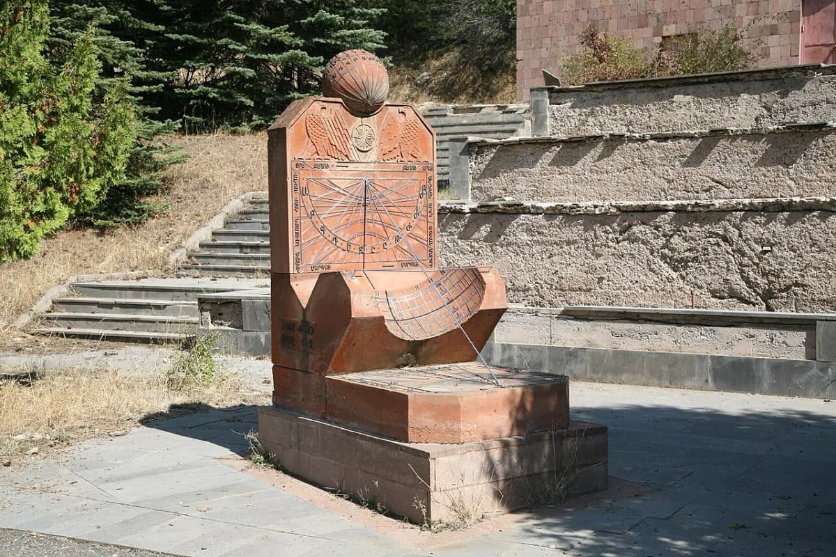 Orgov solar watch and calendar — Vahram Mekhitarian, CC BY-SA 4.0. https://commons.wikimedia.org/wiki/File:Academician_Paris_Herouni%27s_solar_watch_and_calendar_at_Orgov%27s_Radio_Optical_Observatory_1.jpg