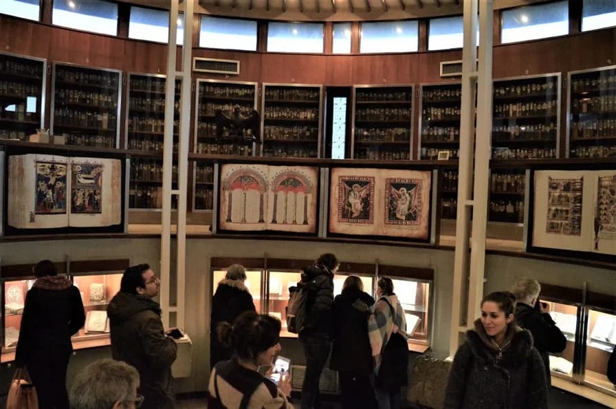 Monastery library — Maspez, CC0. https://commons.wikimedia.org/wiki/File:Armeni_biblioteca.jpg