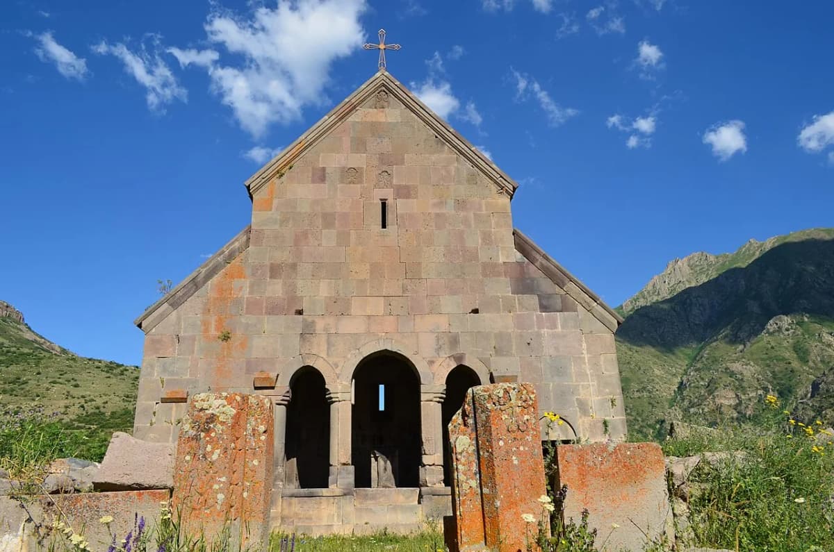 Zorats Church, Yeghegis — Sonashen, CC BY-SA 3.0. https://commons.wikimedia.org/wiki/File:St._Stepanos_Church_in_Yeghegis_02.JPG