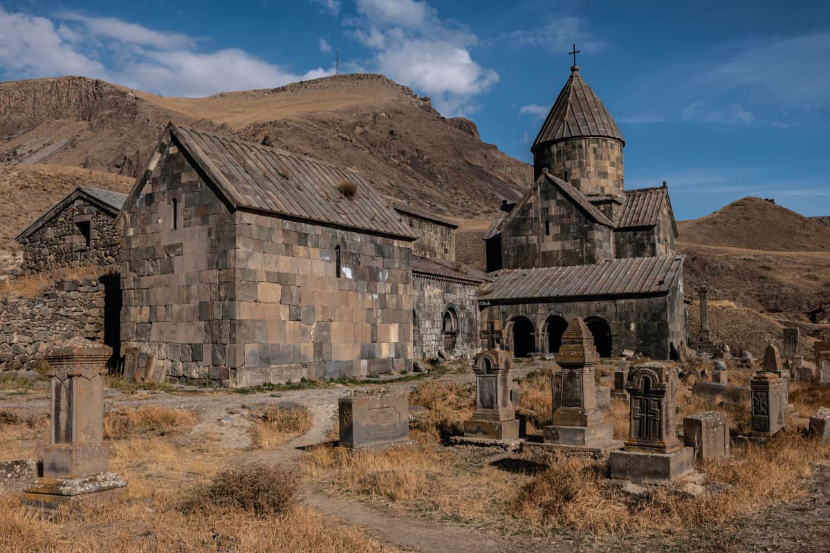 VOROTNAVANK · Vladimir Pankratov · CC BY-SA 2.0 · https://creativecommons.org/licenses/by-sa/2.0/ · https://commons.wikimedia.org/wiki/File:Vorotnavank_general_view.jpg