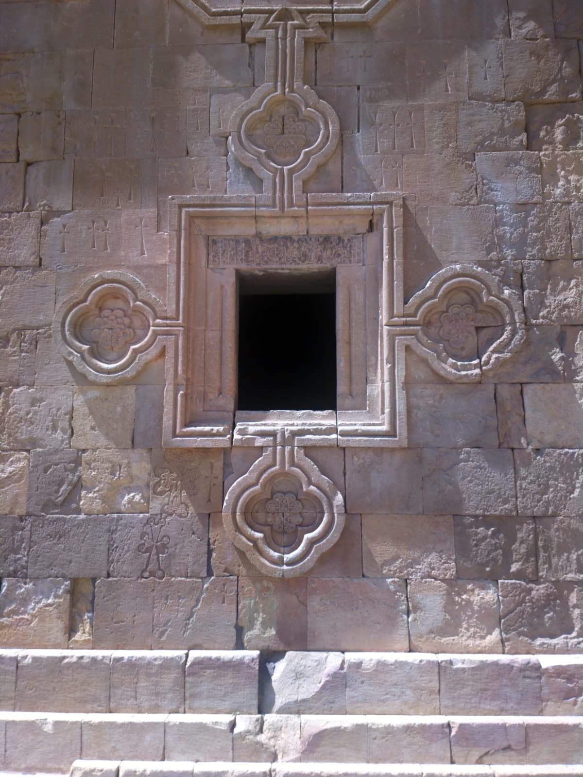 Noravank — Soghomon Matevosyan, CC BY-SA 4.0. https://commons.wikimedia.org/wiki/File:%2BAmaghu_Noravank_Monastery_06.jpg