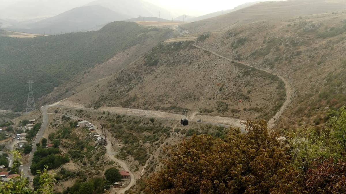 Landscape around Halidzor — Armineaghayan, CC BY-SA 4.0. https://commons.wikimedia.org/wiki/File:%D4%B3%D5%B5%D5%B8%D6%82%D5%B2%D5%A1%D5%BF%D5%A5%D5%B2%D5%AB_%D5%80%D5%A1%D5%AC%D5%AB%D5%B1%D5%B8%D6%80,_ArmAg_(1).jpg