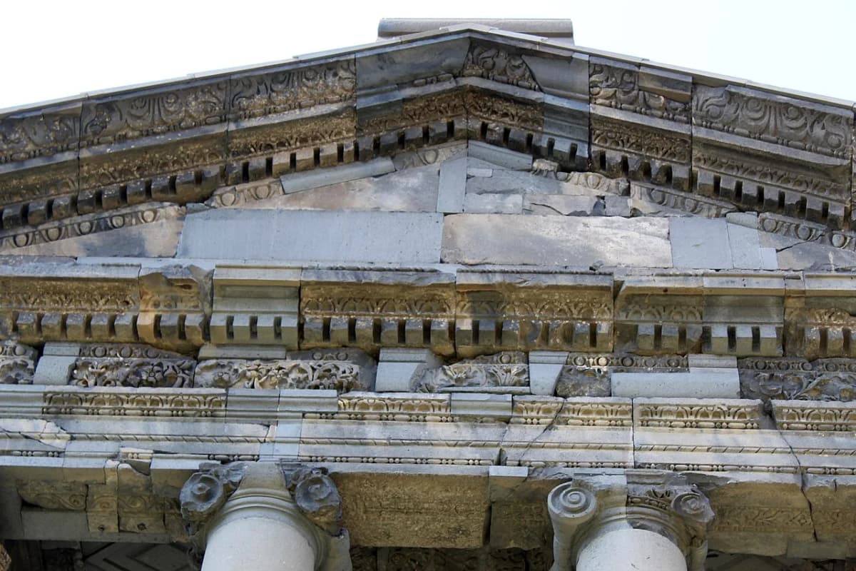 Garni Temple — Soghomon Matevosyan, CC BY-SA 4.0. https://commons.wikimedia.org/wiki/File:-%D4%B3%D5%A1%D5%BC%D5%B6%D5%AB,_%D5%80%D5%A5%D5%A9%D5%A1%D5%B6%D5%B8%D5%BD%D5%A1%D5%AF%D5%A1%D5%B6_%D5%BF%D5%A1%D5%B3%D5%A1%D6%80_6.jpg