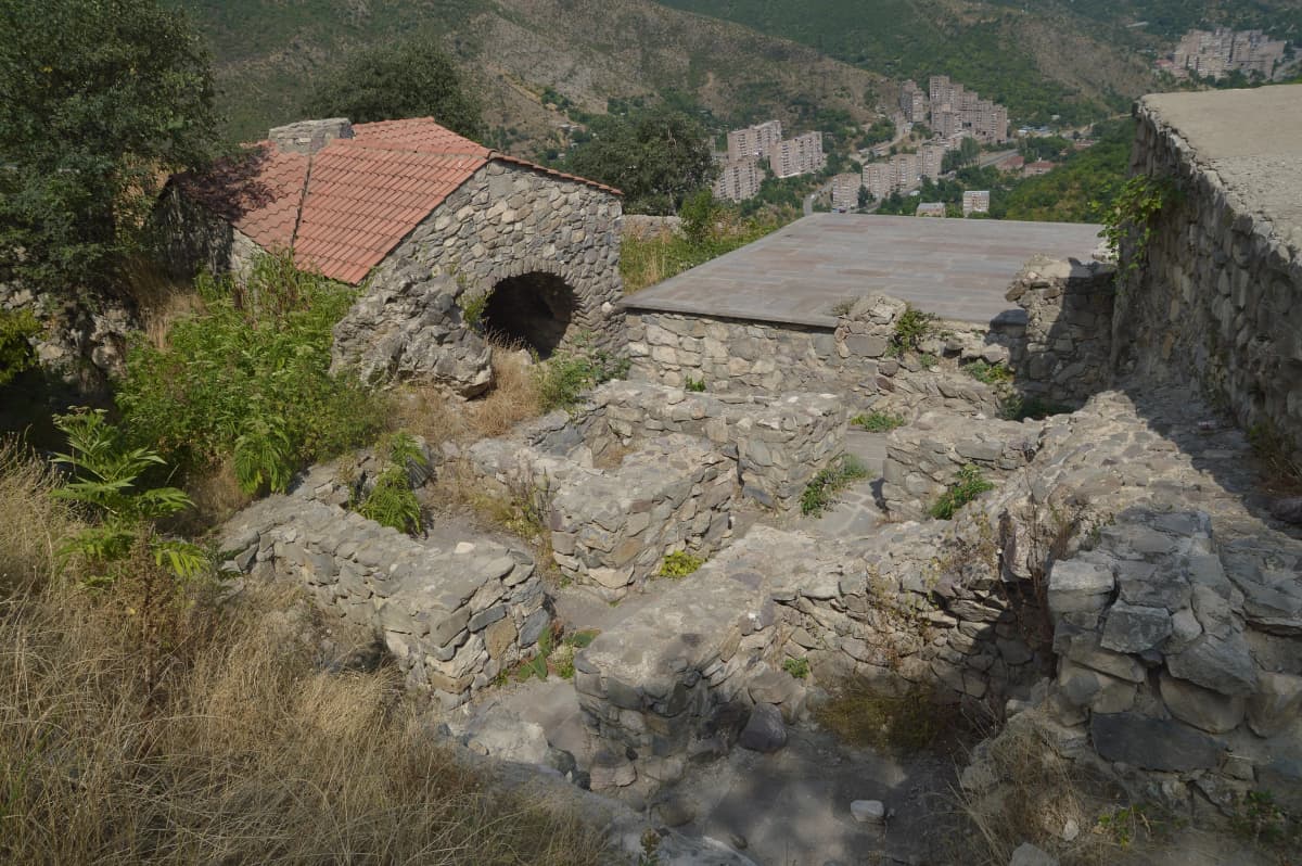 sedrakGr · CC BY 3.0 · https://creativecommons.org/licenses/by/3.0/ · https://commons.wikimedia.org/wiki/File:Halidzor_fortress,_Syunik,_Armenia_-_panoramio_(5).jpg
