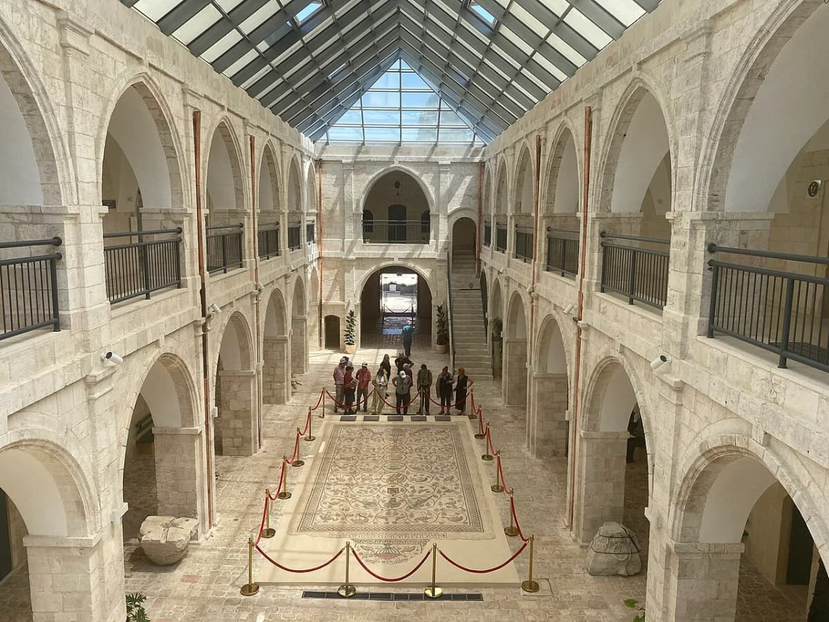 Mardigian Museum interior and mosaic — Roded Shlomo Pikiwiki Israel, CC BY 2.5 (https://creativecommons.org/licenses/by/2.5/). https://commons.wikimedia.org/wiki/File:114696_jerusalem_-_the_armenian_museum_PikiWiki_Israel.jpg