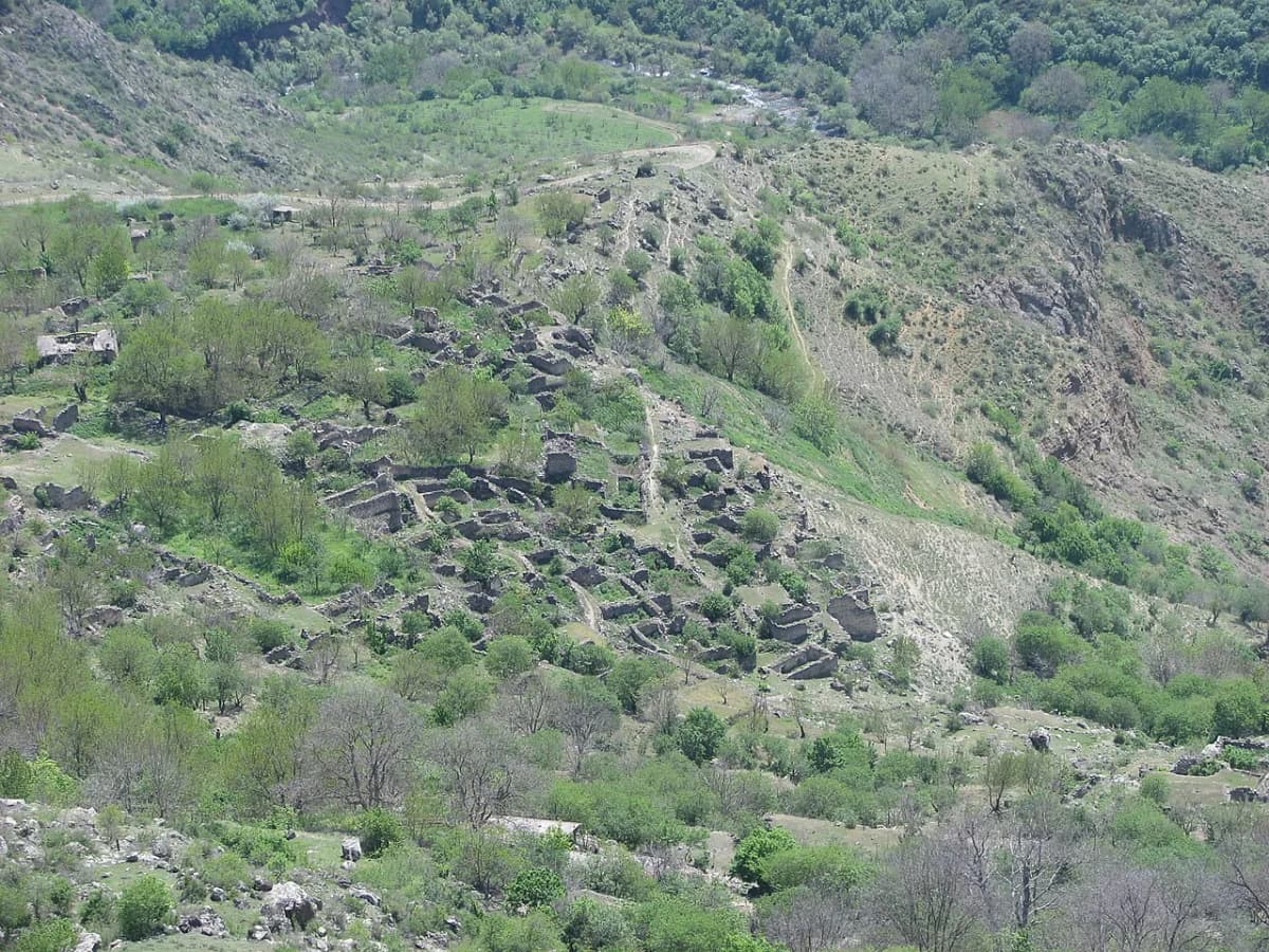 Old Halidzor ruins — XenonX88, CC BY-SA 4.0. https://commons.wikimedia.org/wiki/File:%D5%80%D5%AB%D5%B6_%D5%80%D5%A1%D5%AC%D5%AB%D5%B1%D5%B8%D6%80%D5%AB_%D5%A1%D5%BE%D5%A5%D6%80%D5%A1%D5%AF%D5%B6%D5%A5%D6%80%D5%A8.JPG