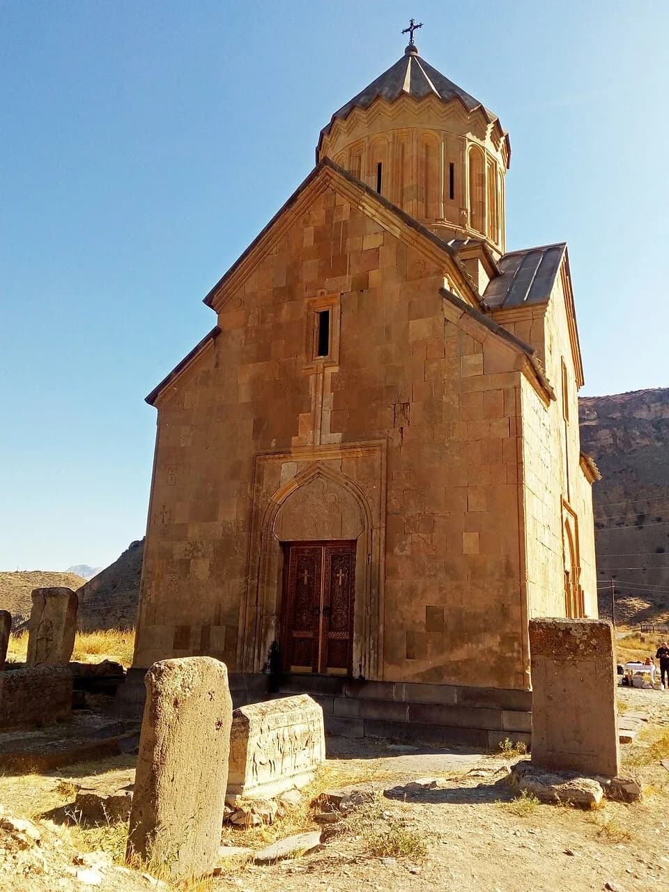 Areni Holy Mother of God — Soghomon Matevosyan, CC BY-SA 4.0. https://commons.wikimedia.org/wiki/File:-%D4%B1%D6%80%D5%A5%D5%B6%D5%B8%D6%82_%D5%BD%D5%B8%D6%82%D6%80%D5%A2_%D4%B1%D5%BD%D5%BF%D5%BE%D5%A1%D5%AE%D5%A1%D5%AE%D5%AB%D5%B6_%D5%A5%D5%AF%D5%A5%D5%B2%D5%A5%D6%81%D5%AB%D5%B6_10.jpg