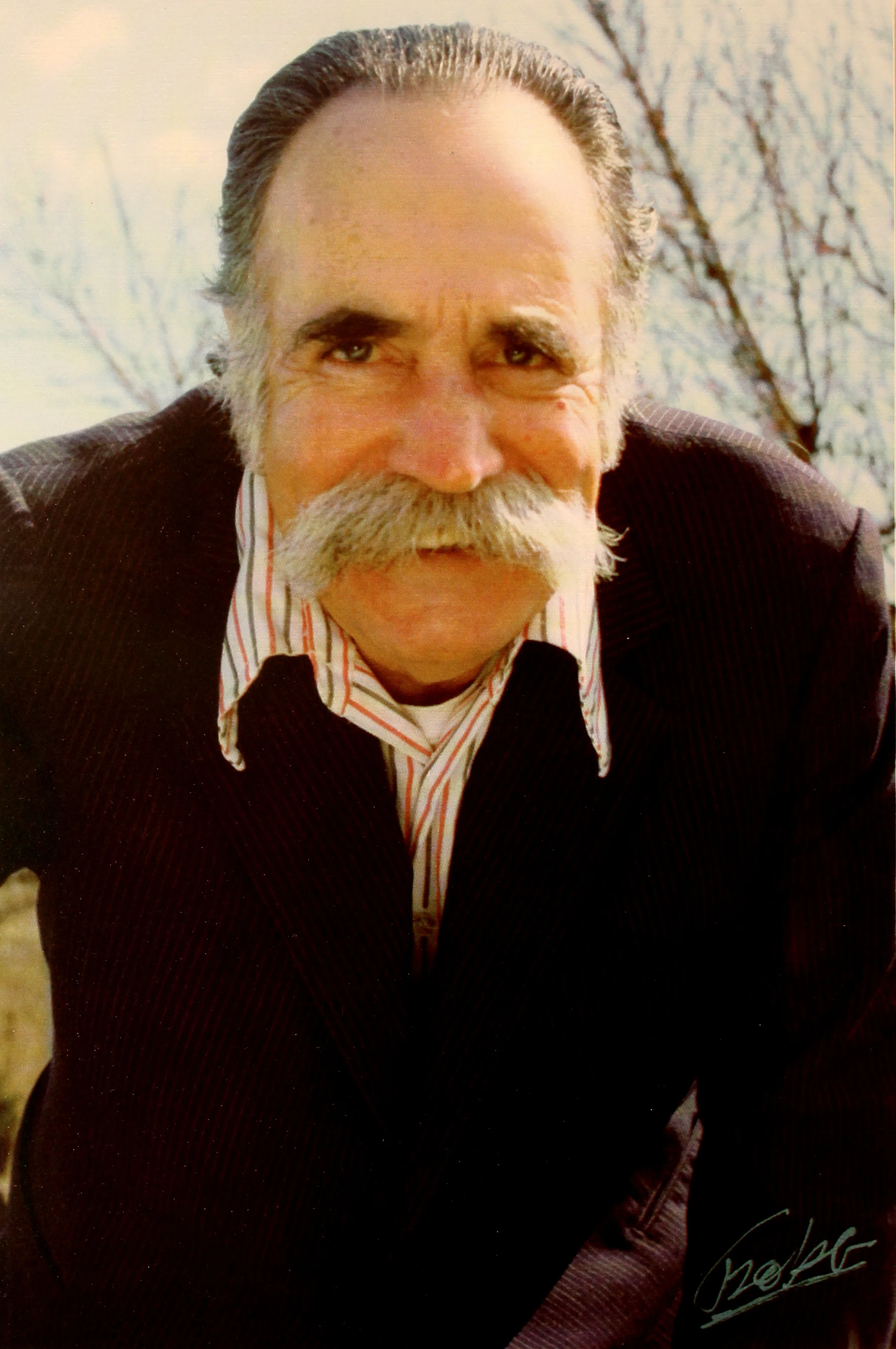 Historical portrait: William Saroyan. Photo: Tzolag Hovsepian, Familiar Faces (2013), via Wikimedia Commons: William Saroyan 2.JPG. CC BY-SA 4.0. Unmodified gallery; AI cover adapted from this portrait, CC BY-SA 4.0: https://creativecommons.org/licenses/by-sa/4.0/.
