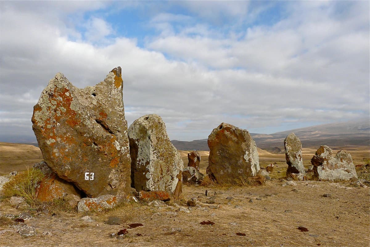 Rita Willaert · CC BY 2.0 · https://creativecommons.org/licenses/by/2.0/ · https://commons.wikimedia.org/wiki/File:Zorats_Karer_-_Carahunge_-_Armenia_(2919782040).jpg