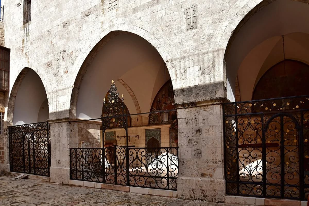Cathedral of Saint James, Jerusalem — Bahnfrend, CC BY-SA 4.0 (https://creativecommons.org/licenses/by-sa/4.0/). https://commons.wikimedia.org/wiki/File:Cathedral_of_Saint_James,_Jerusalem,_2019_(10).jpg