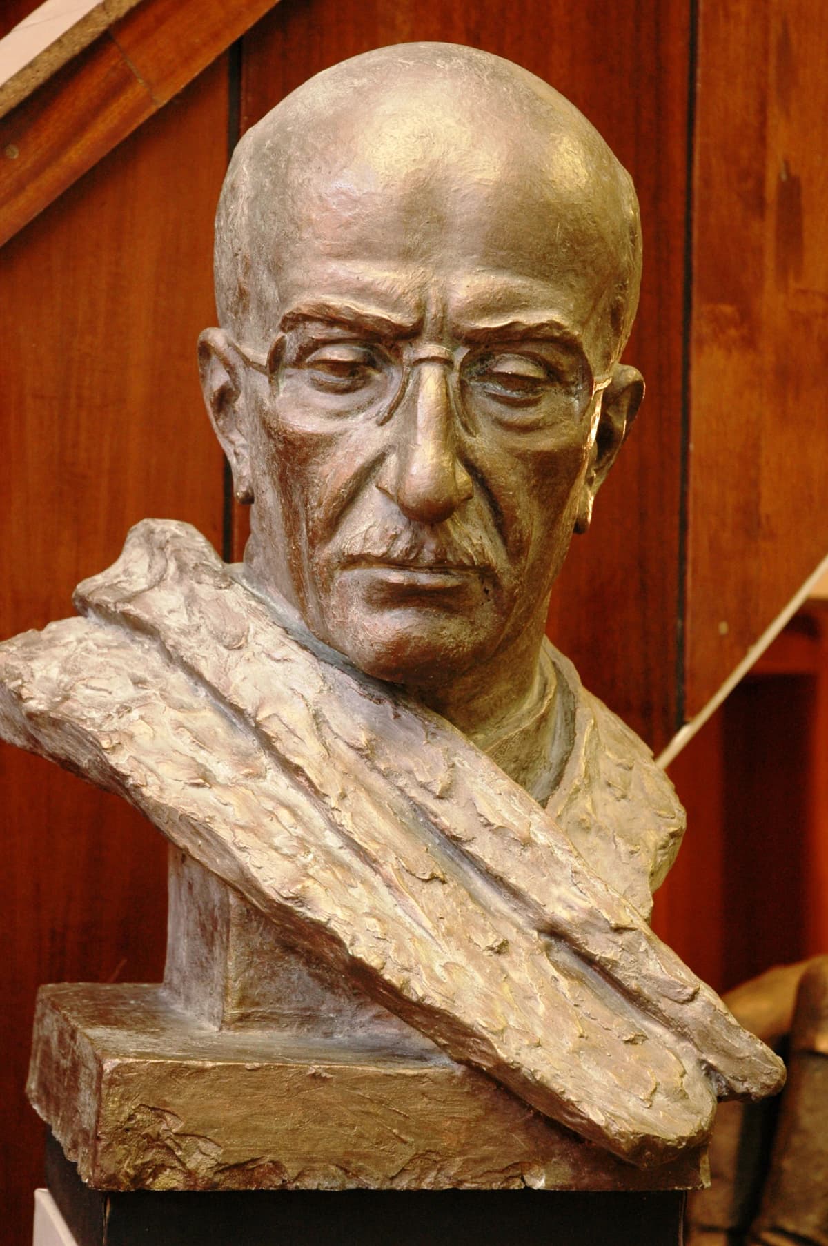 Vahan Tekeyan — bust by Ara Sargsyan; photograph: Anna Gohar Sargsyan, Wikimedia Commons, CC BY-SA 4.0. Reference image. Generated cover adaptation distributed under the same licence.