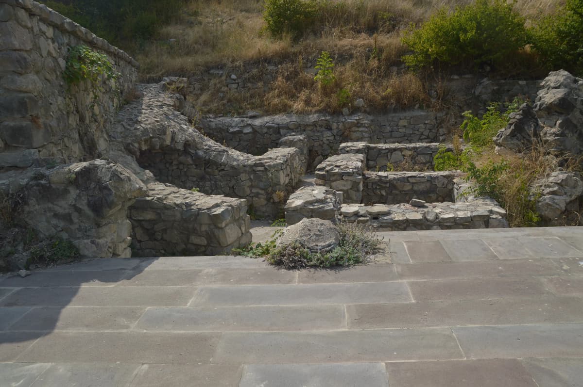 sedrakGr · CC BY 3.0 · https://creativecommons.org/licenses/by/3.0/ · https://commons.wikimedia.org/wiki/File:Halidzor_fortress,_Syunik,_Armenia_-_panoramio_(2).jpg