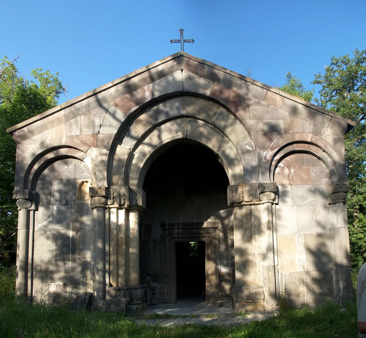 Bgheno Noravank — Alexander Naumov, CC BY 3.0. https://commons.wikimedia.org/wiki/File:Bgheno-Noravank.jpg