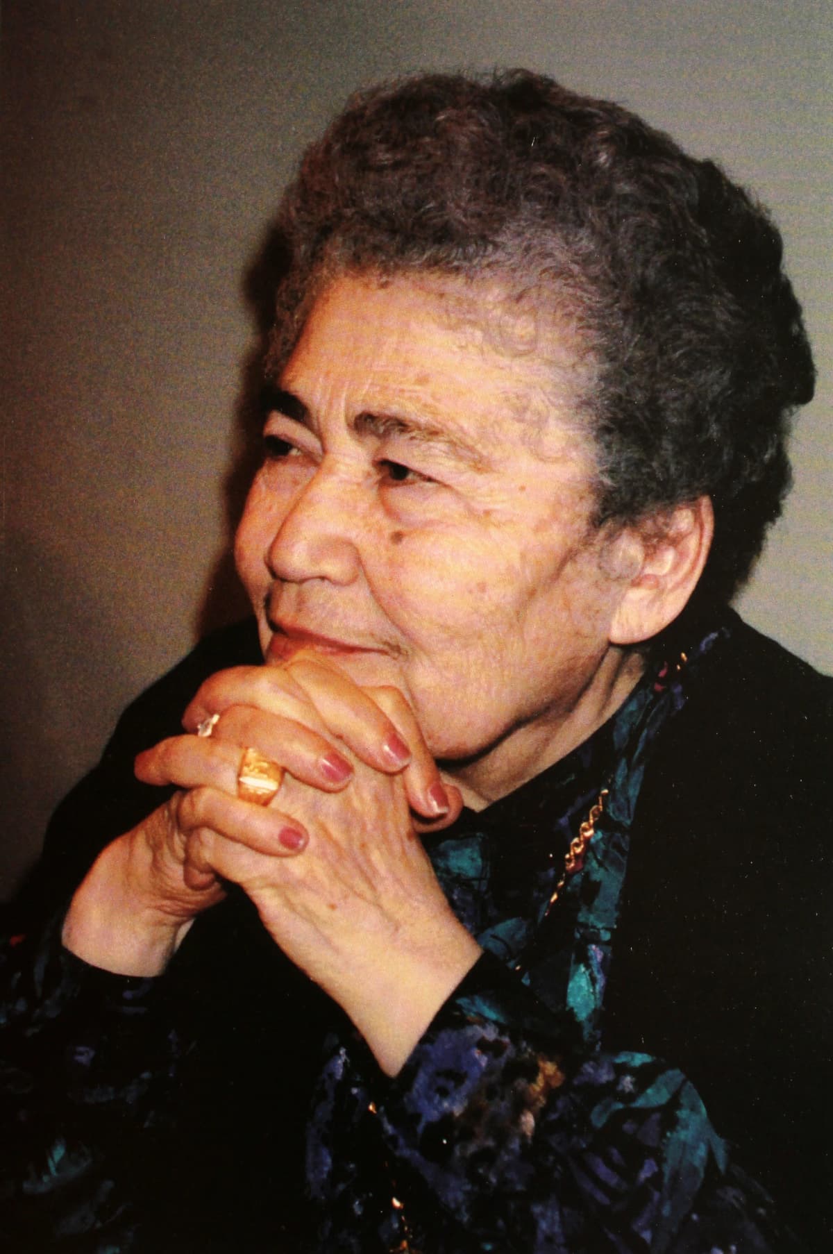 Historical portrait: Silva Kaputikyan. Photo: Tzolag Hovsepian, Familiar Faces (2013), via Wikimedia Commons: Silva Kaputikyan.JPG. CC BY-SA 4.0. Unmodified gallery; AI cover adapted from this portrait, CC BY-SA 4.0: https://creativecommons.org/licenses/by-sa/4.0/.