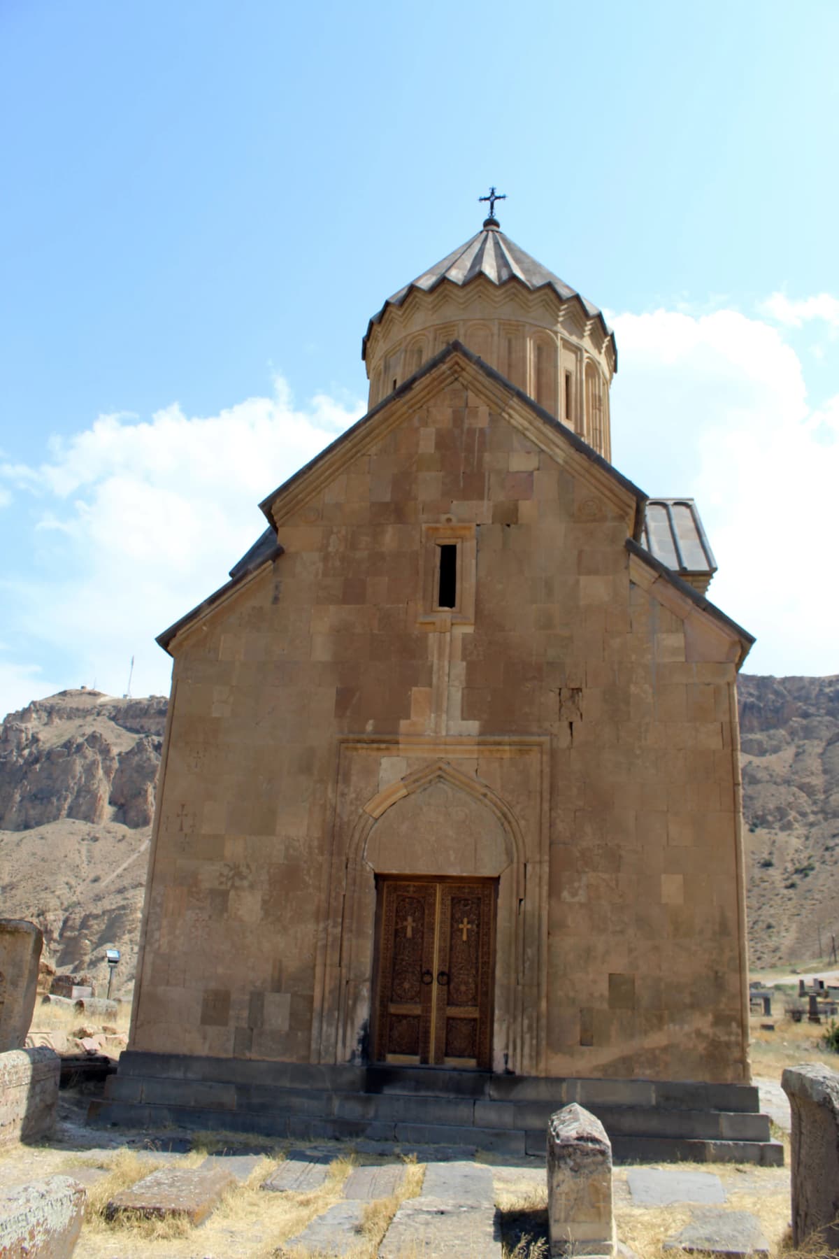 Areni Holy Mother of God — Soghomon Matevosyan, CC BY-SA 4.0. https://commons.wikimedia.org/wiki/File:-%D4%B1%D6%80%D5%A5%D5%B6%D5%B8%D6%82_%D5%BD%D5%B8%D6%82%D6%80%D5%A2_%D4%B1%D5%BD%D5%BF%D5%BE%D5%A1%D5%AE%D5%A1%D5%AE%D5%AB%D5%B6_%D5%A5%D5%AF%D5%A5%D5%B2%D5%A5%D6%81%D5%AB%D5%B6_6.jpg