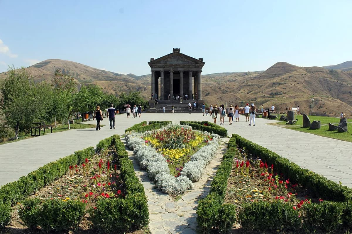 Garni Temple — Soghomon Matevosyan, CC BY-SA 4.0. https://commons.wikimedia.org/wiki/File:-%D4%B3%D5%A1%D5%BC%D5%B6%D5%AB,_%D5%80%D5%A5%D5%A9%D5%A1%D5%B6%D5%B8%D5%BD%D5%A1%D5%AF%D5%A1%D5%B6_%D5%BF%D5%A1%D5%B3%D5%A1%D6%80_1.jpg