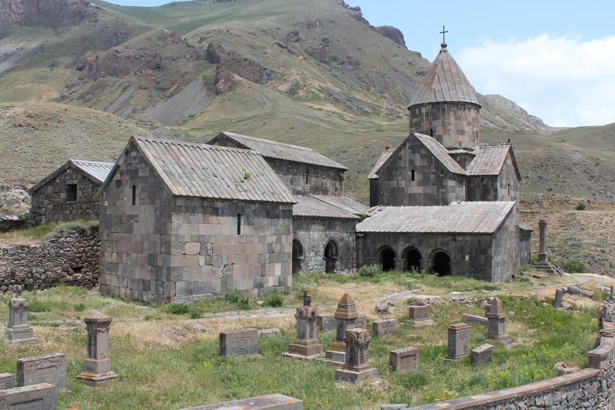 VOROTNAVANK · Arian Zwegers · CC BY 2.0 · https://creativecommons.org/licenses/by/2.0/ · https://commons.wikimedia.org/wiki/File:Vorotnavank_(35252730384).jpg