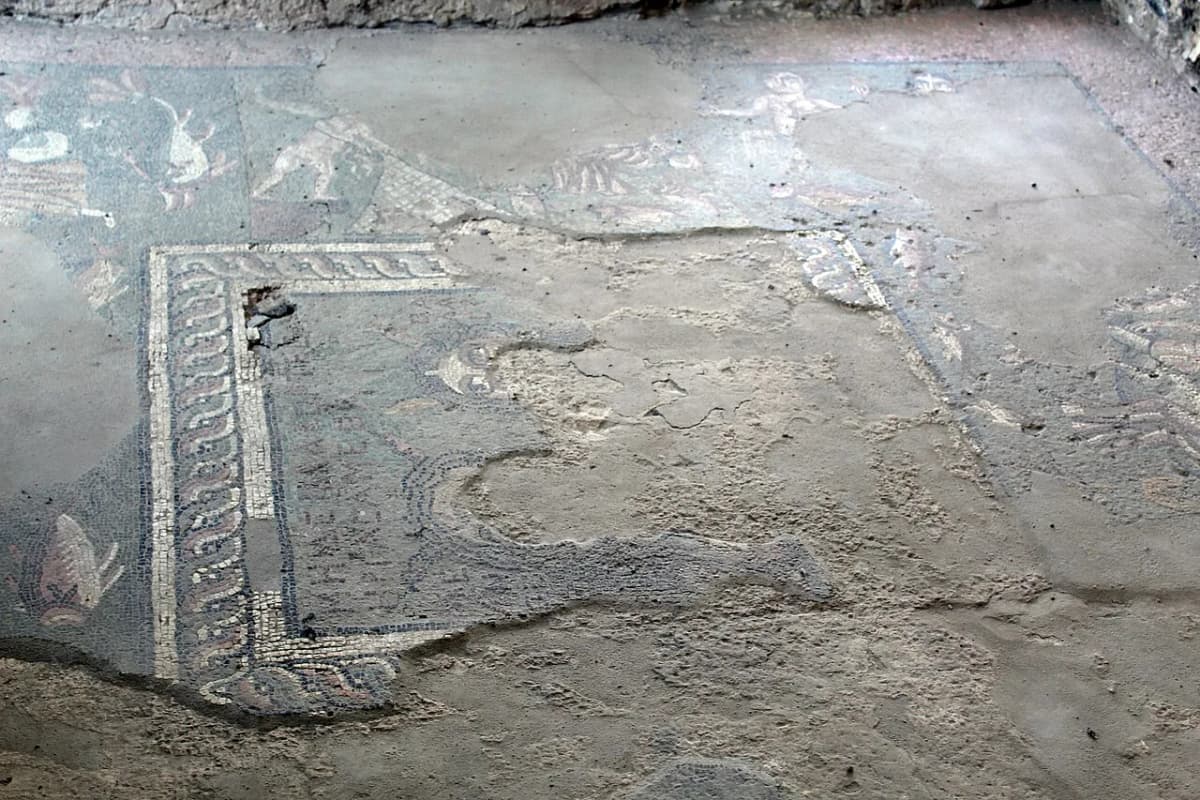 Garni Temple — Soghomon Matevosyan, CC BY-SA 4.0. https://commons.wikimedia.org/wiki/File:-%D4%B3%D5%A1%D5%BC%D5%B6%D5%AB,_%D5%80%D5%A5%D5%A9%D5%A1%D5%B6%D5%B8%D5%BD%D5%A1%D5%AF%D5%A1%D5%B6_%D5%BF%D5%A1%D5%B3%D5%A1%D6%80_3.jpg