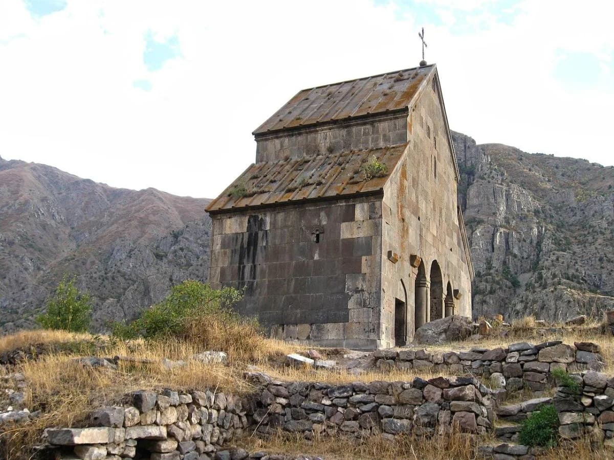 Zorats Church, Yeghegis — Valen1988, CC BY-SA 4.0. https://commons.wikimedia.org/wiki/File:%D4%B6%D5%B8%D6%80%D5%A1%D6%81.jpg