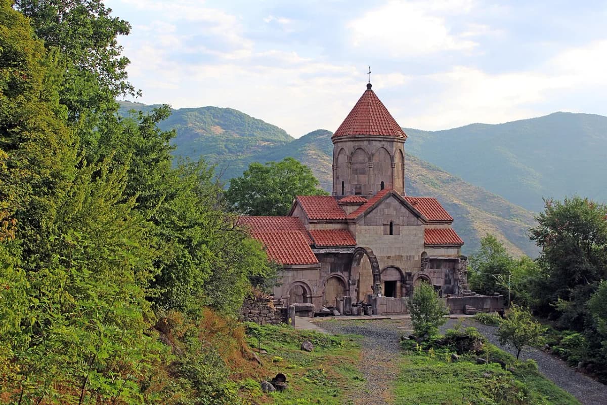 Vahanavank — Soghomon Matevosyan, CC BY-SA 4.0. https://commons.wikimedia.org/wiki/File:-%D5%8E%D5%A1%D5%B0%D5%A1%D5%B6%D5%A1%D5%BE%D5%A1%D5%B6%D6%84.jpg