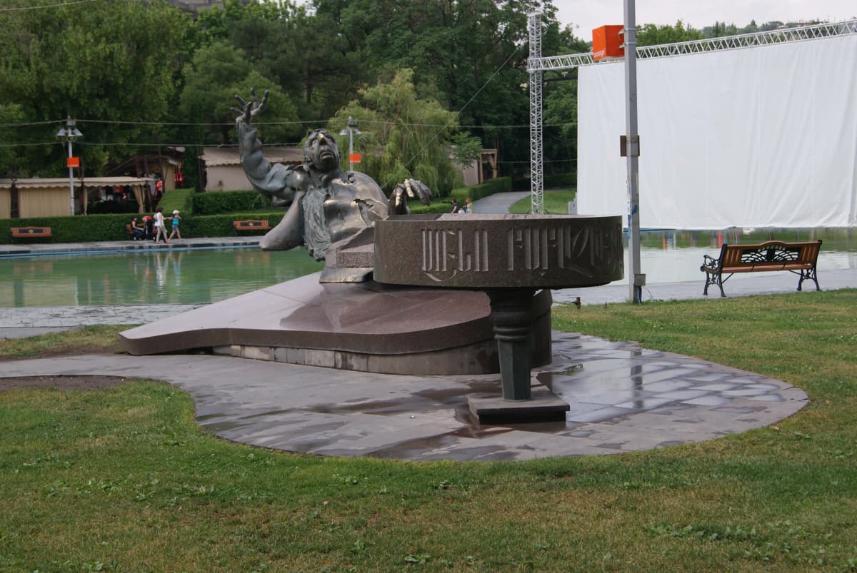 Arno Babajanian · Monument · Armineaghayan · Wikimedia Commons · CC BY-SA 3.0 · https://creativecommons.org/licenses/by-sa/3.0/