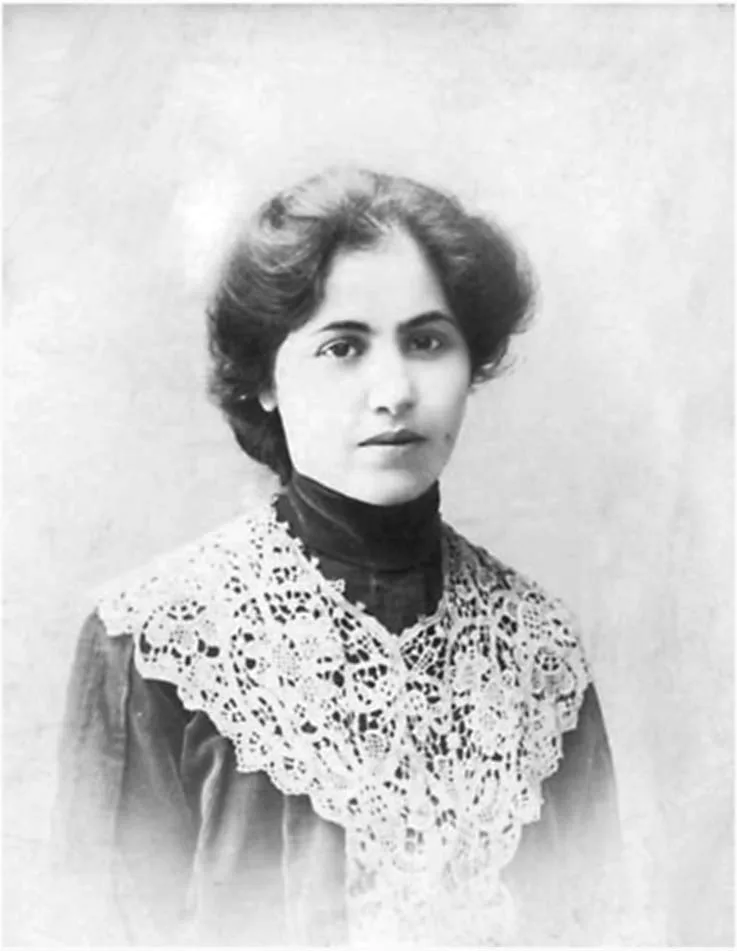 Historical portrait: Zabel Yesayan. Unknown photographer, before 1930. Public domain. Wikimedia Commons: Zabelle Yesayan.jpg.