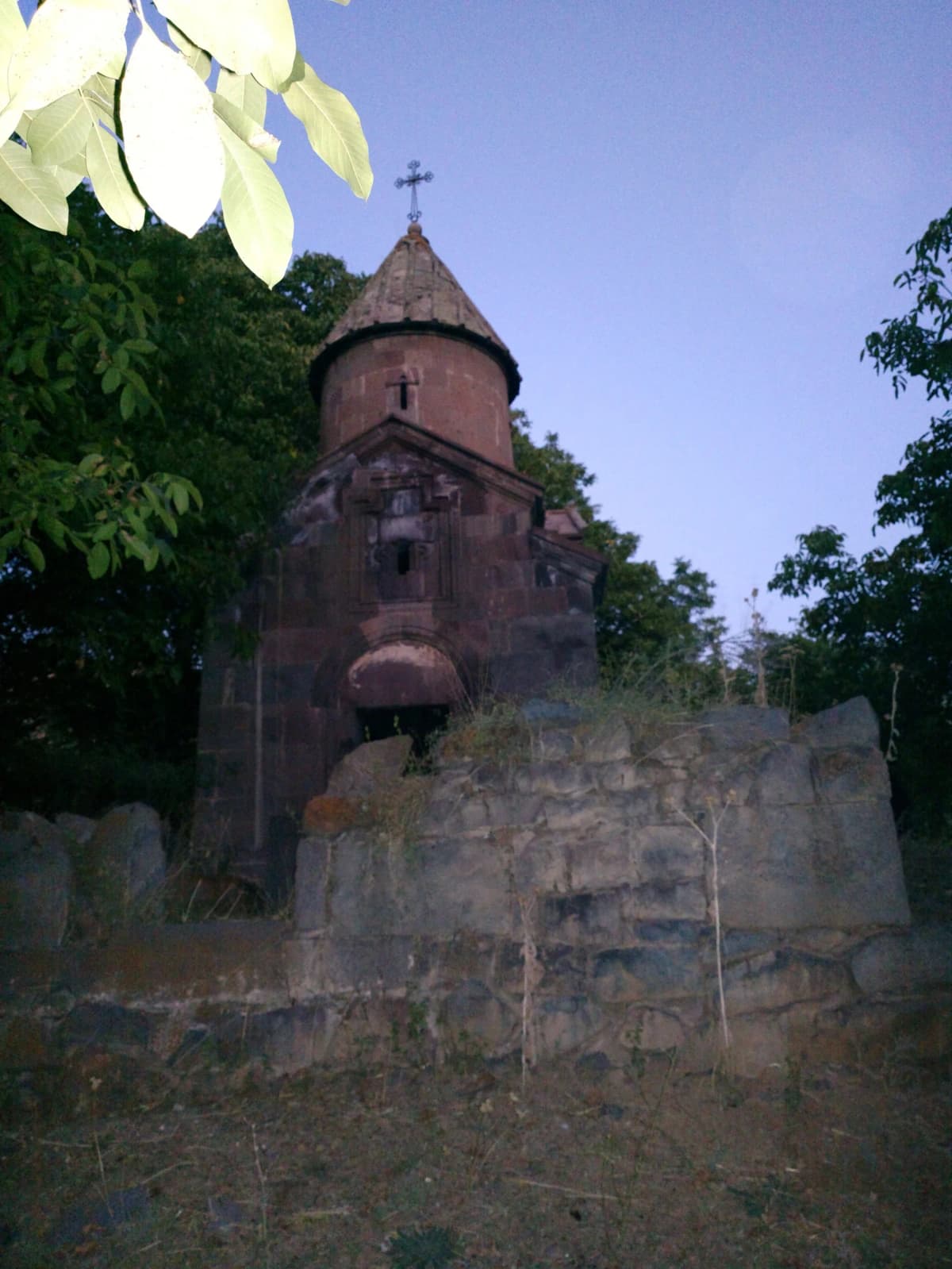 Yeghegis Surb Nshan — Soghomon Matevosyan, CC BY-SA 4.0. https://commons.wikimedia.org/wiki/File:Surb_Nshan_Church,_Yeghegis_10.jpg