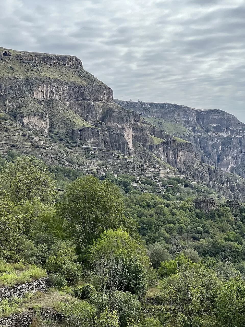Old Khot — Well-read MountainMan, CC BY-SA 4.0. https://commons.wikimedia.org/wiki/File:Old_Khot_village_1.jpg